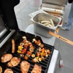 grill mit spieße und fleisch